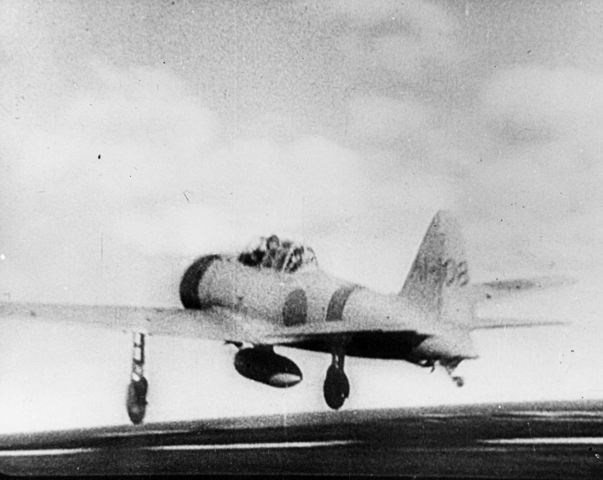 Micubiši A6M2b model 21 s kódem AI-108 startující z letadlové lodě Akagi během útoku na Pearl Harbor